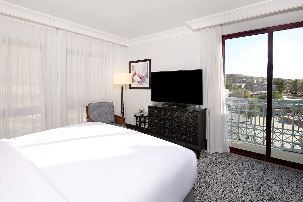 1 bedroom, hypo-allergenic bedding, free minibar, in-room safe
