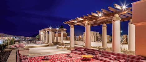 4 restaurants, breakfast, lunch, dinner served; international cuisine