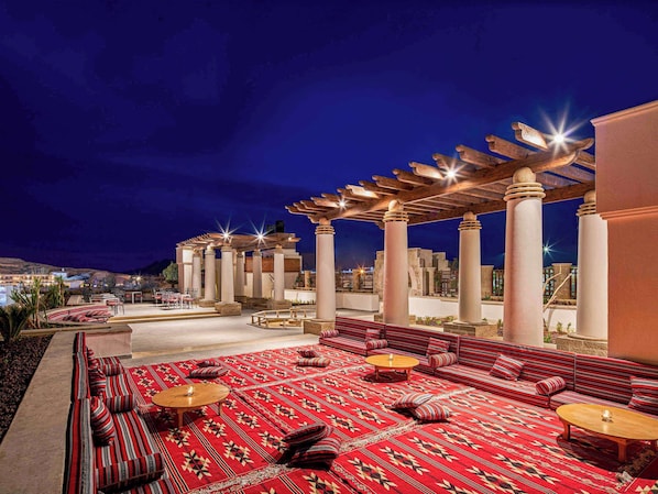 4 restaurants, breakfast, lunch, dinner served; international cuisine