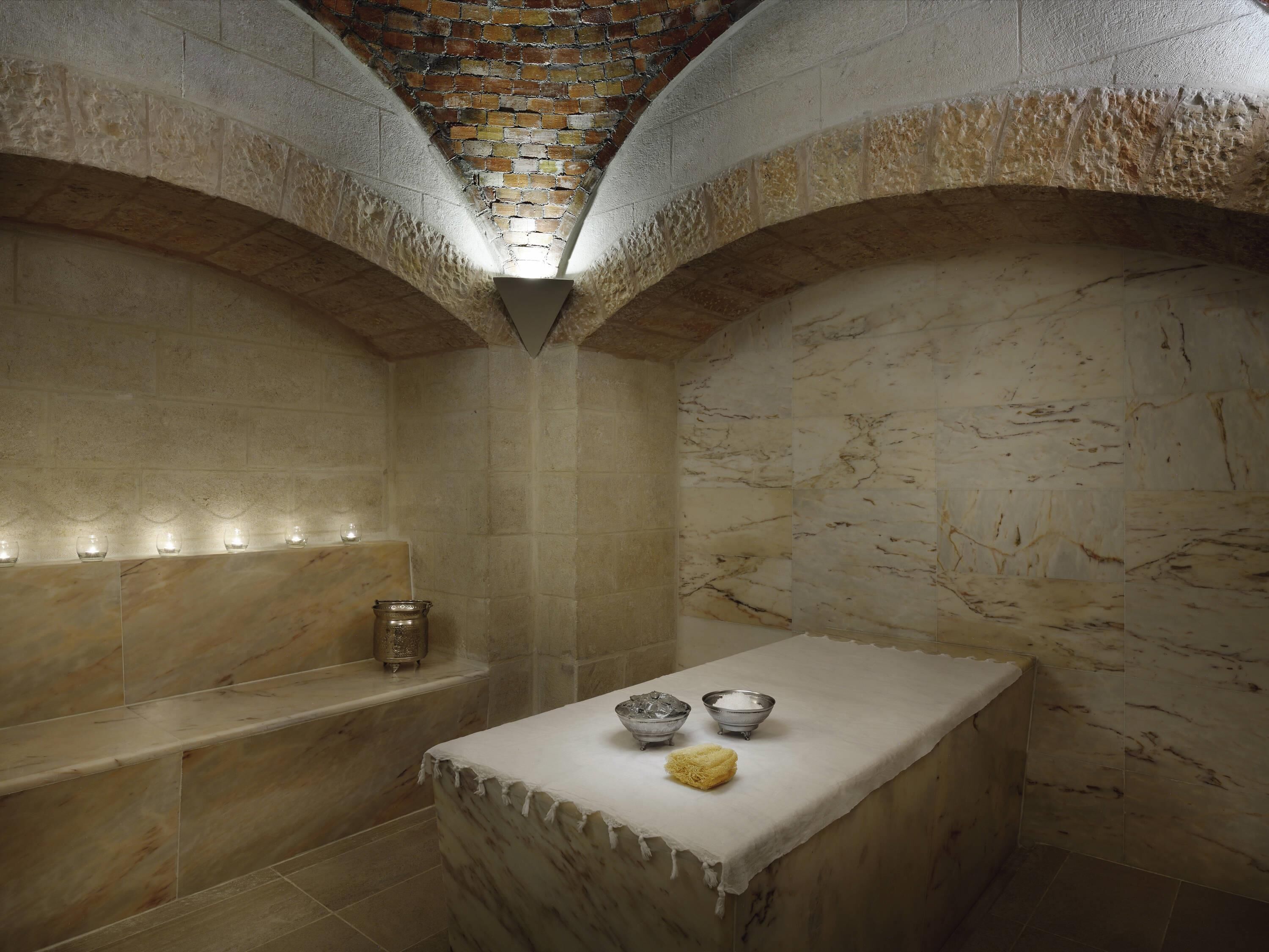 Ruang uap, perawatan tubuh, pijat dengan batu panas, dan pijat Swedia