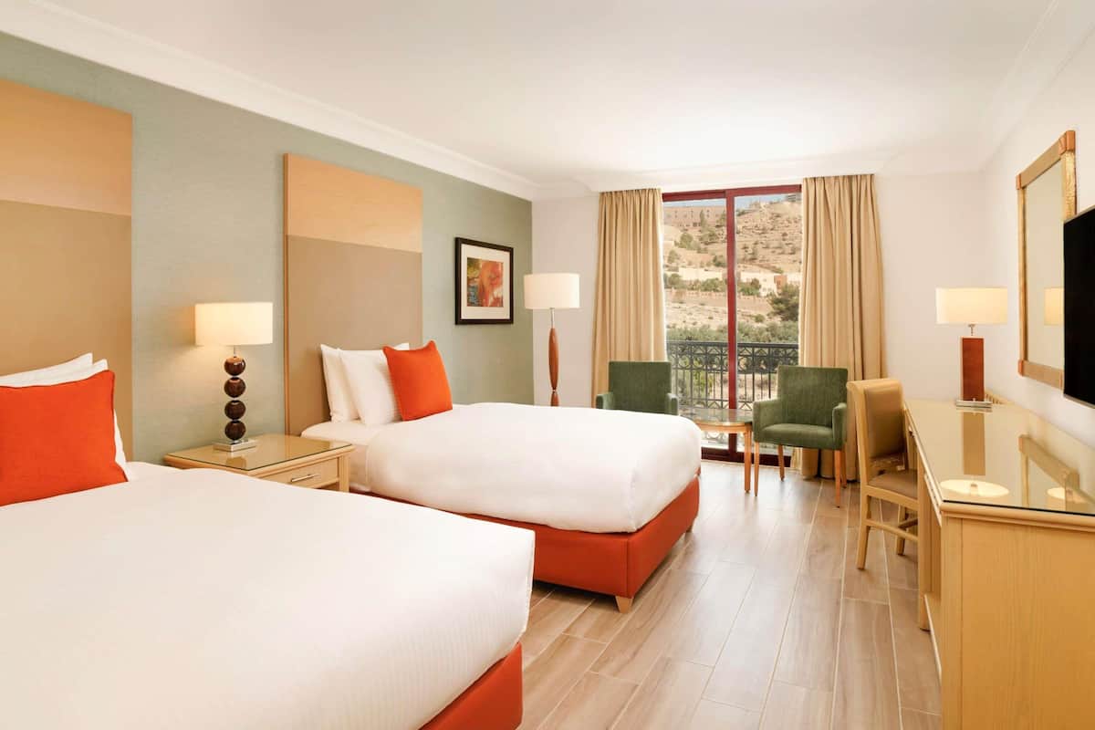 1 bedroom, hypo-allergenic bedding, free minibar, in-room safe