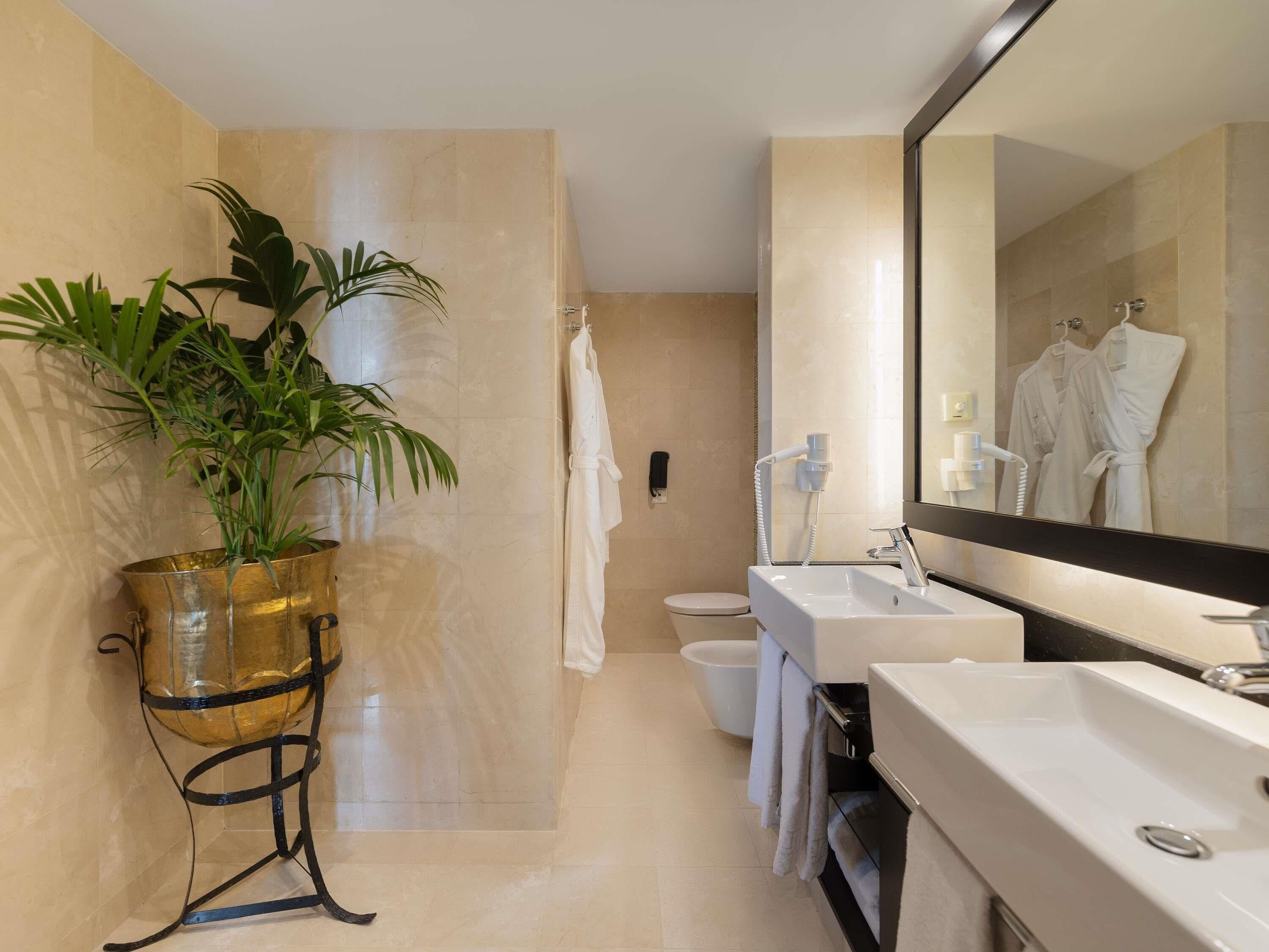 Ropa de cama hipoalergénica y minibar con artículos gratuitos 