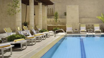 Piscine extérieure, parasols de plage, chaises longues