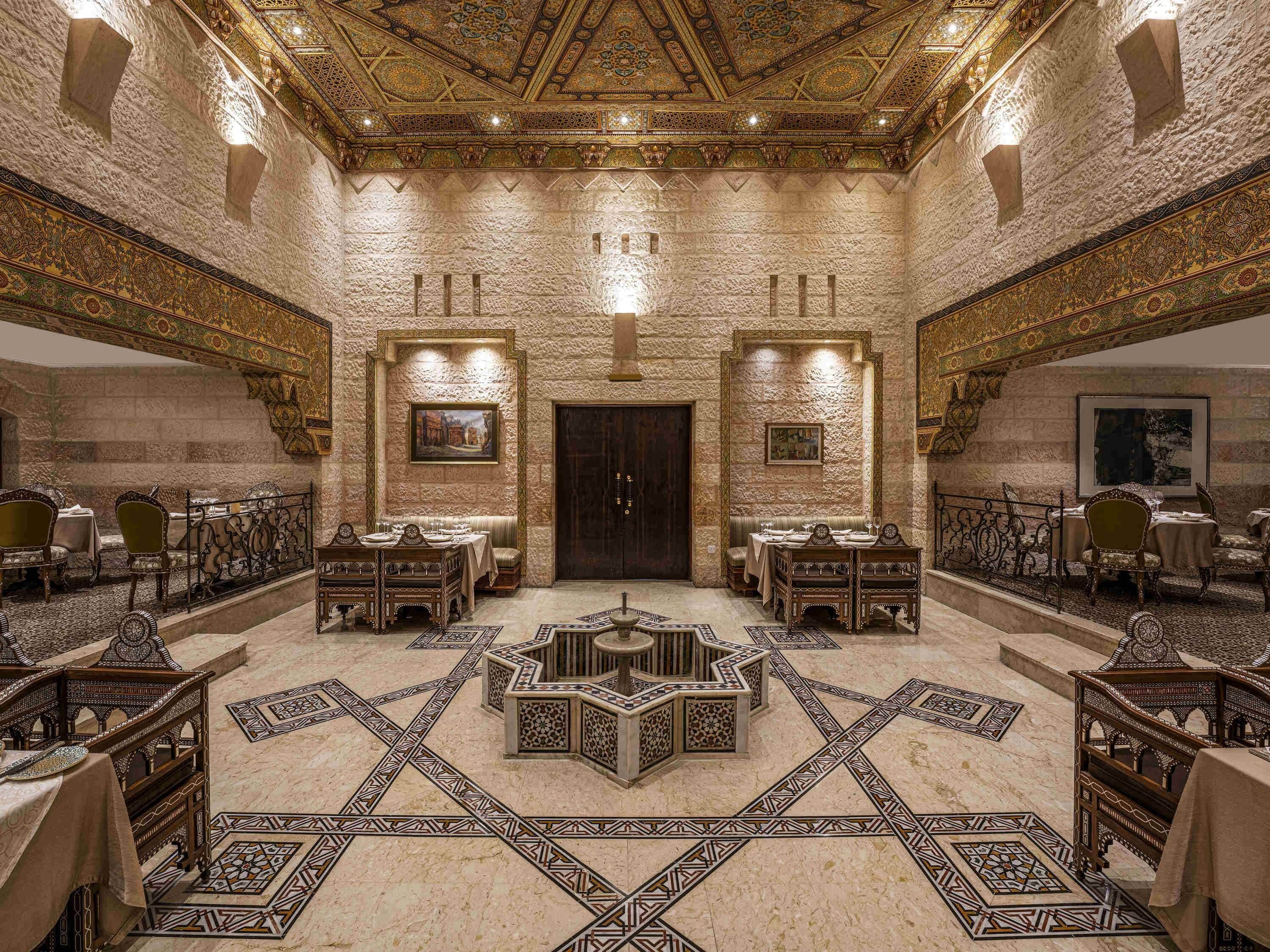 4 間餐廳，供應早餐、午餐和晚餐，國際料理