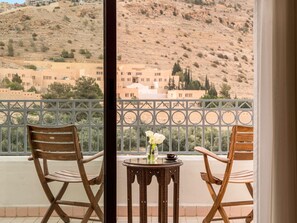 Junior Suite, 1 King Bed | Hypo-allergenic bedding, free minibar, in-room safe - Mövenpick Resort Petra (Wadi Musa)