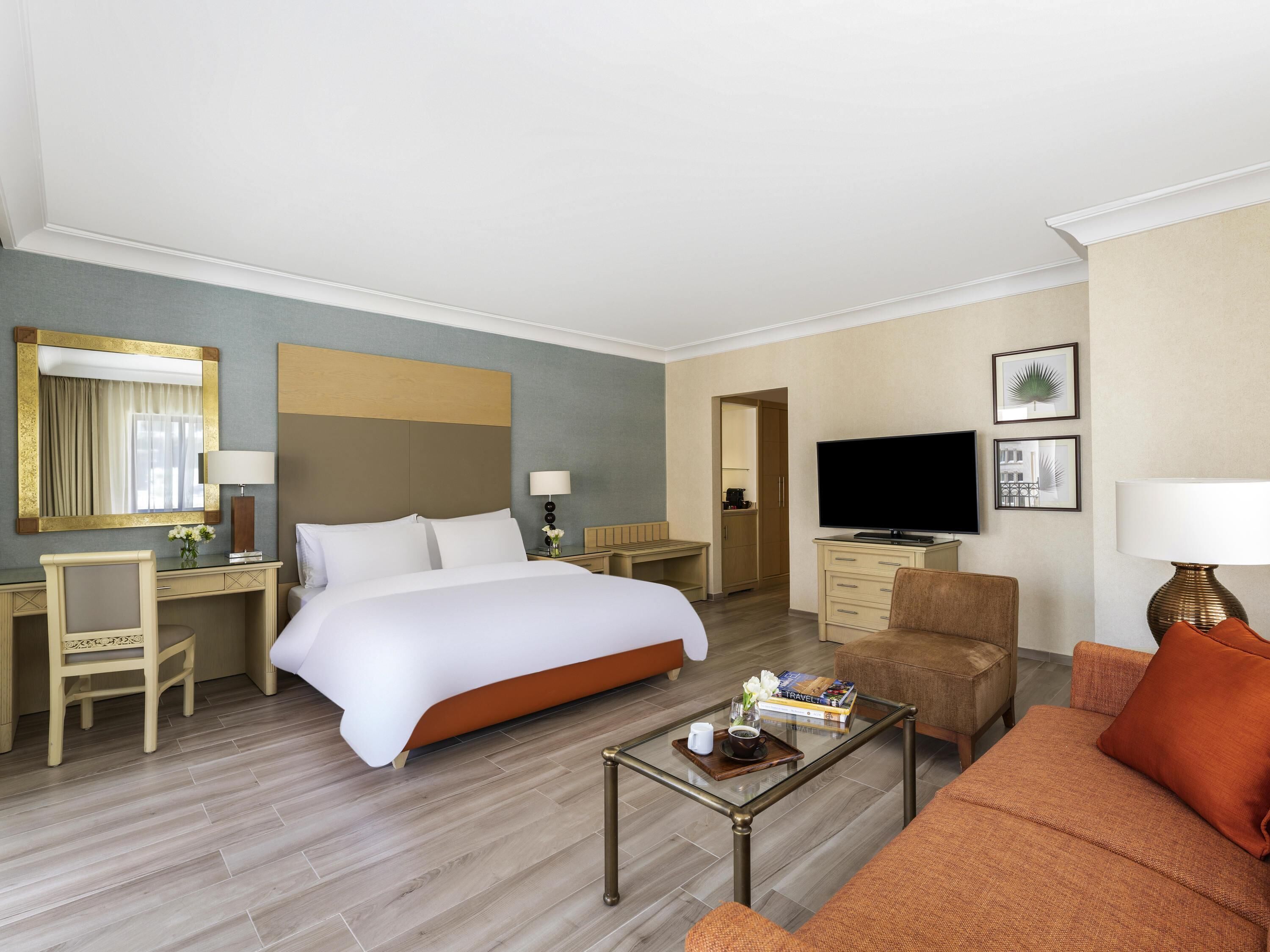 Ropa de cama hipoalergénica y minibar con artículos gratuitos 