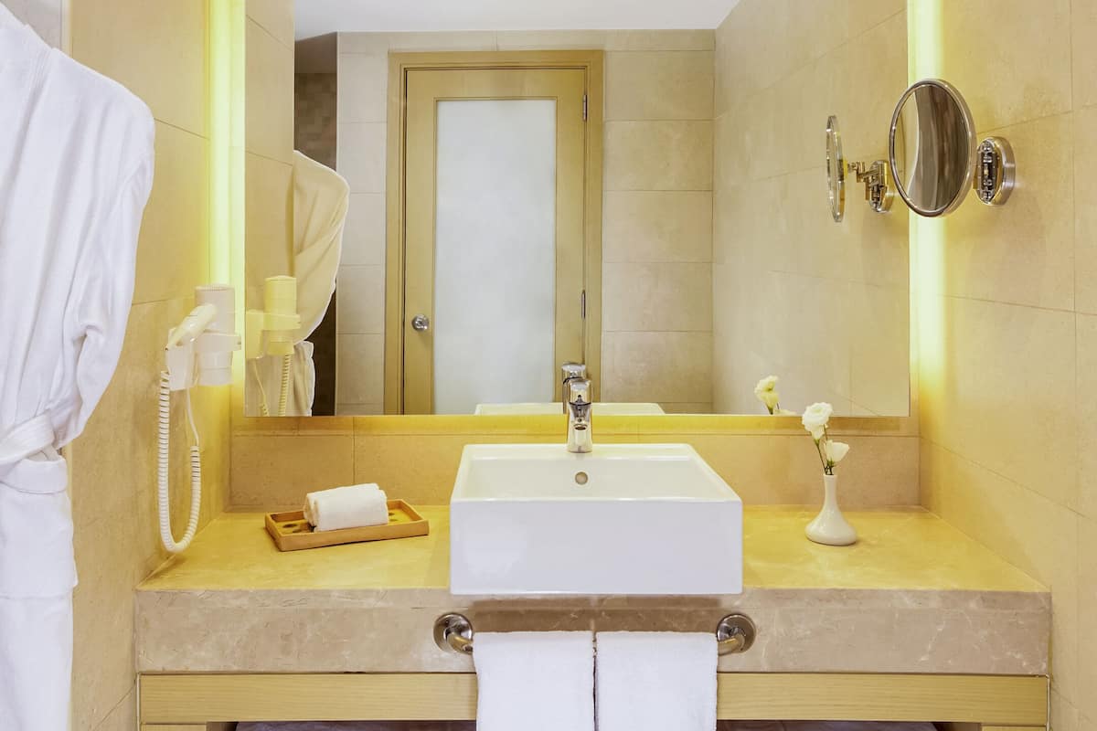 Regadera, amenidades de baño ecológicas, secadora de cabello, batas