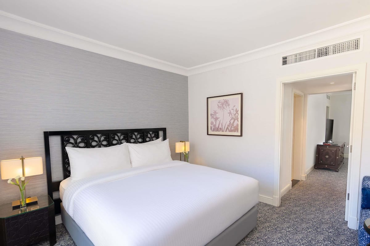 Suite, 1 cama King size | Ropa de cama hipoalergénica y artículos del minibar gratis
