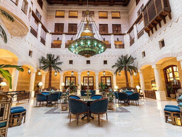 4 间餐厅,供应早餐、午餐和晚餐,国际美食