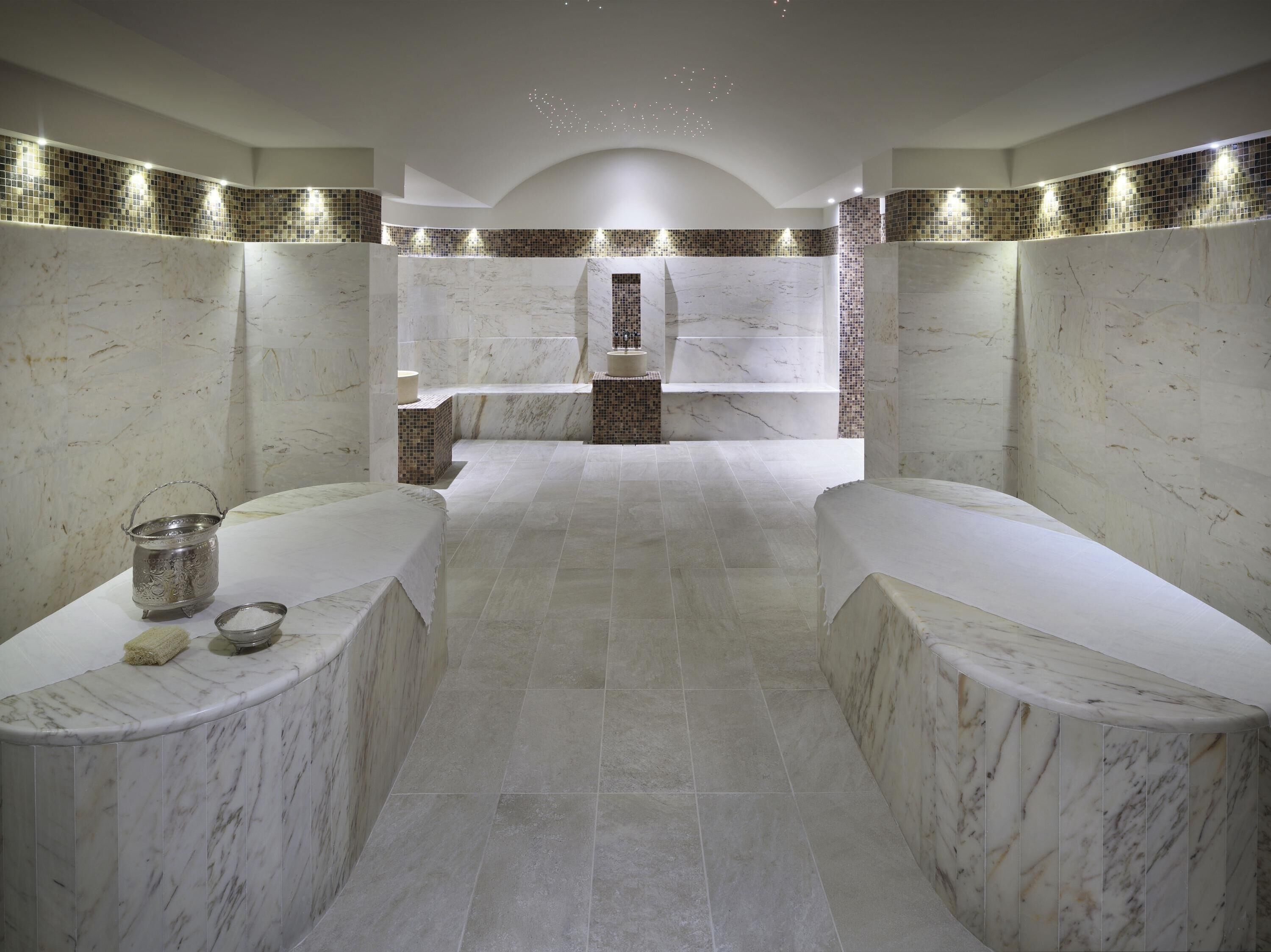 Baño turco, tratamientos corporales, masajes con piedras calientes 