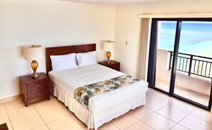 Caja de seguridad en la habitación y tabla de planchar con plancha