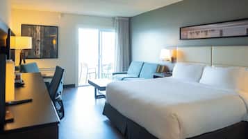 Ylelliset vuodevaatteet, untuvapeitot, työpöytä