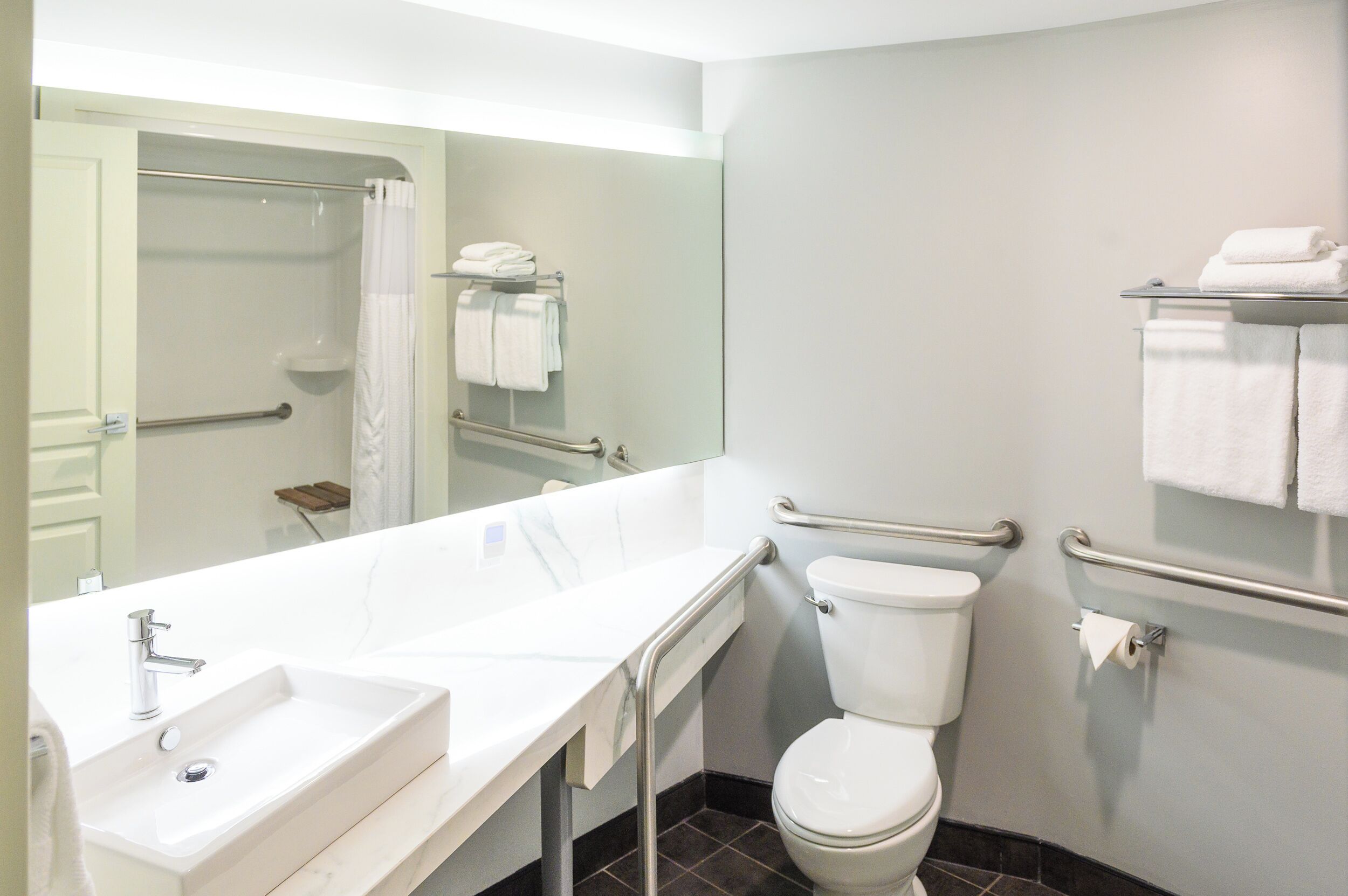 Ein modernes Badezimmer mit Waschbecken, Toilette und Dusche.
