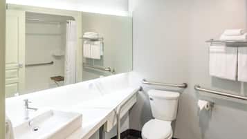 Ein modernes Badezimmer mit Waschbecken, Toilette und Dusche.