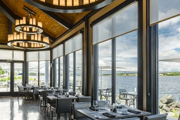 Phục vụ bữa sáng, bữa trưa, đặc sản địa phương, dùng bữa ngoài trời