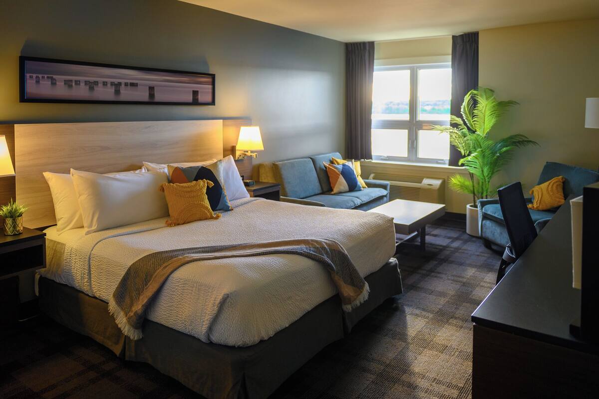 1 bedroom, premium bedding, down duvets, desk