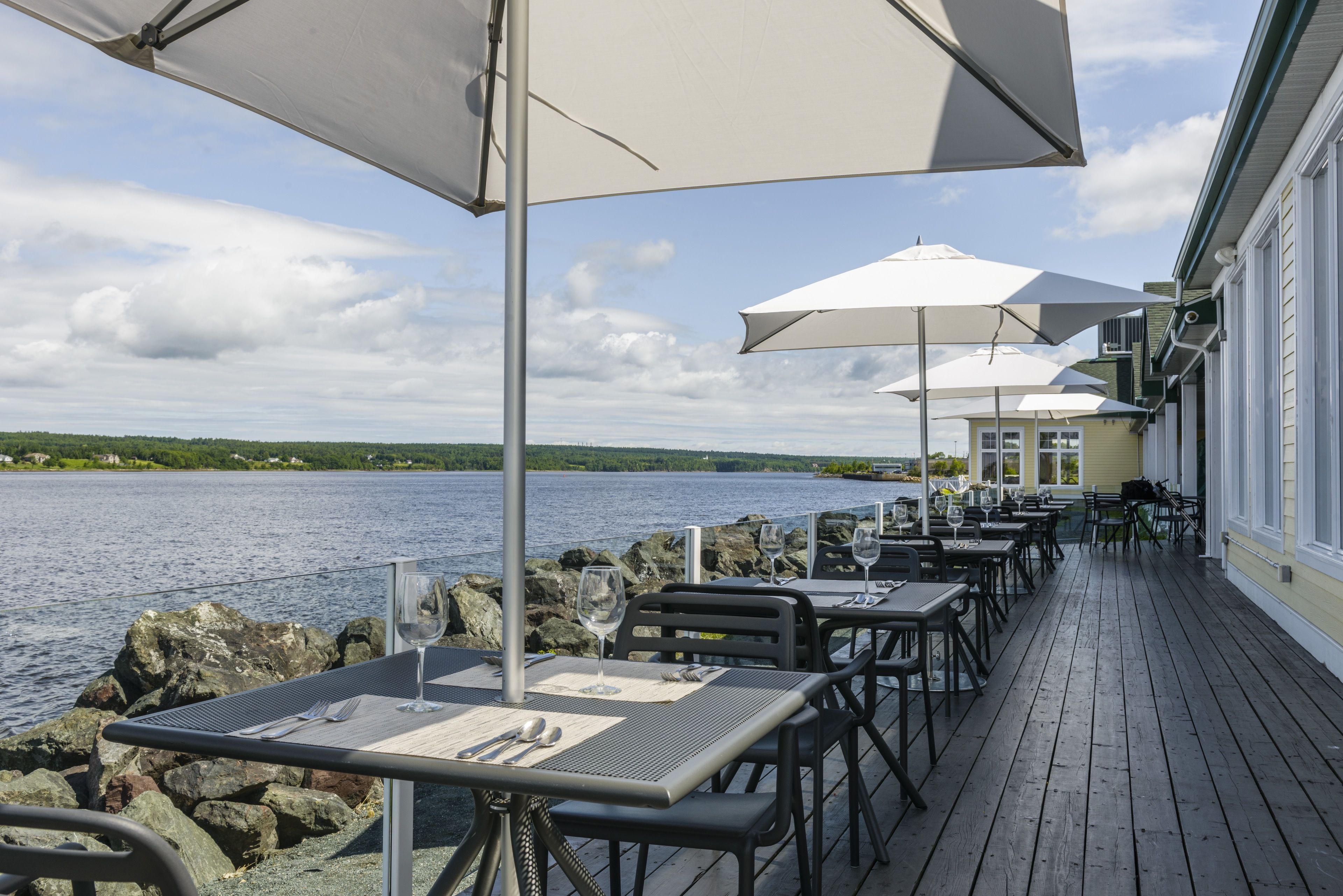 Frokost, lunsj og middag serveres, lokale retter, uteservering 