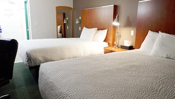 Camera, 2 letti queen, non fumatori | Una cassaforte in camera, una scrivania, ferro/asse da stiro