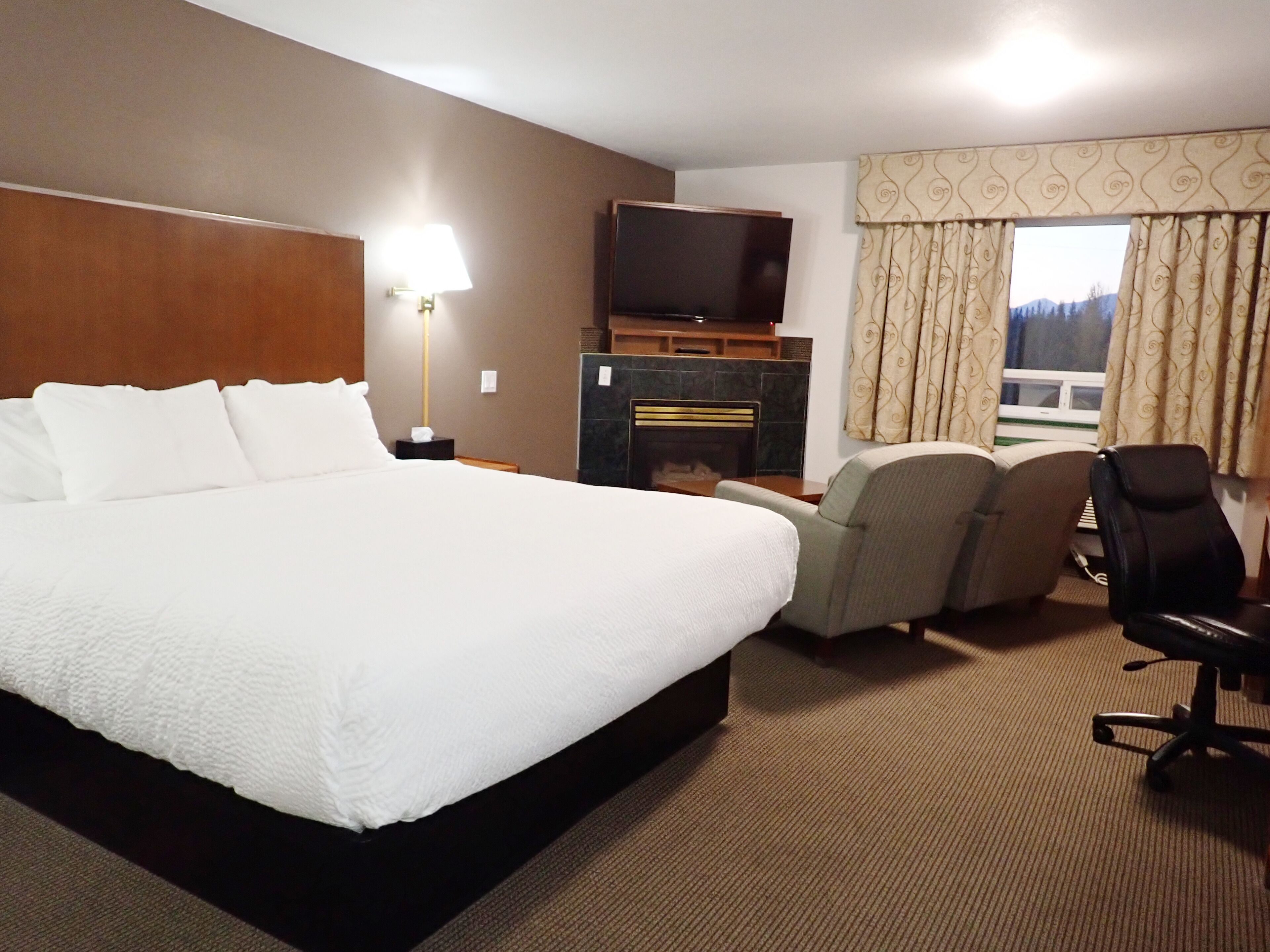 Rom – deluxe, 1 kingsize-seng, ikke-røyk | Safe på rommet, skrivebord, strykejern/-brett og wi-fi (inkludert)