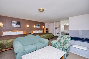 Zimmer, Nichtraucher, Whirlpool (Deluxe 2 King Beds) | Zimmersafe, Schreibtisch, Bügeleisen/Bügelbrett, kostenloses WLAN