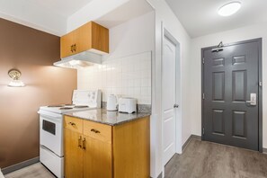 2 Queen Beds, Efficiency Studio Suite, Non-Smoking | In-room safe, desk, iron/ironing board, free WiFi - Days Inn by Wyndham Valemount (Valemount)