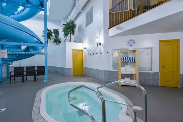 Una piscina cubierta