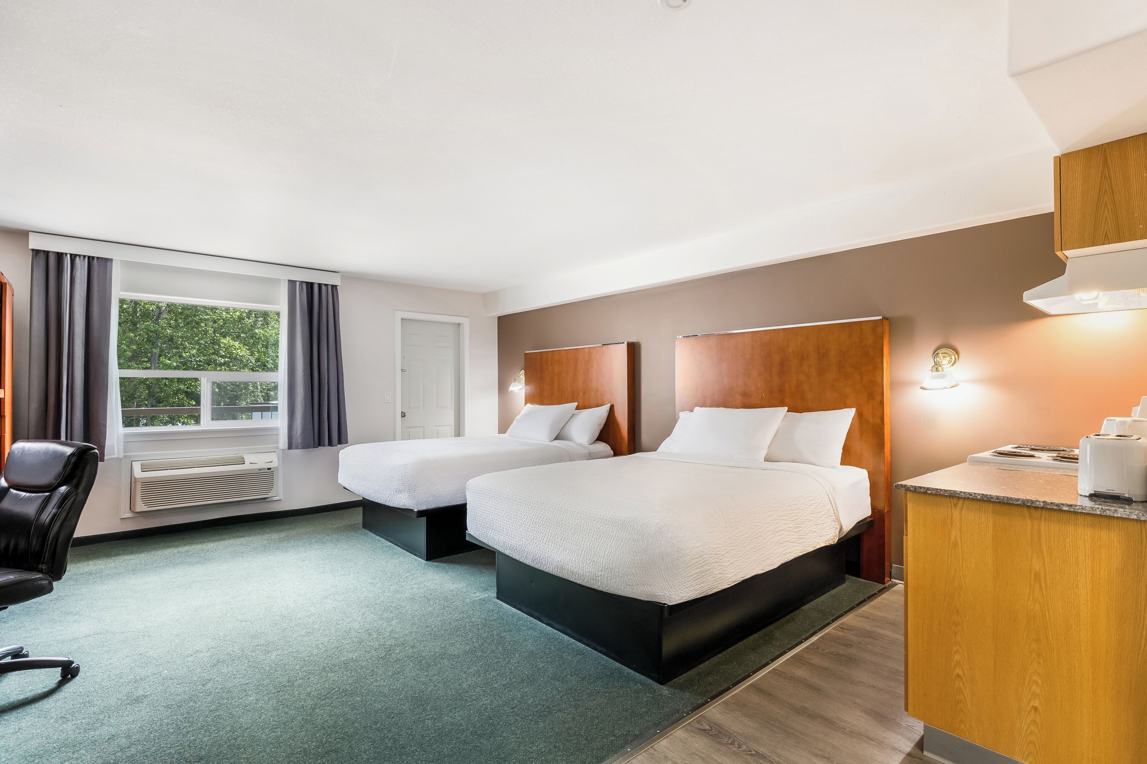 2 Queen Beds, Efficiency Studio Suite, Non-Smoking | Värdeförvaringsskåp på rummet, skrivbord och strykjärn/strykbräda