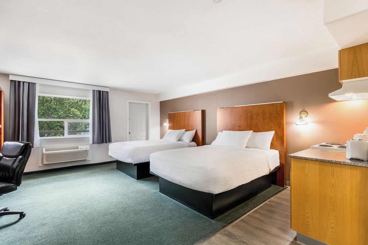 2 Queen Beds, Efficiency Studio Suite, Non-Smoking | Värdeförvaringsskåp på rummet, skrivbord och strykjärn/strykbräda