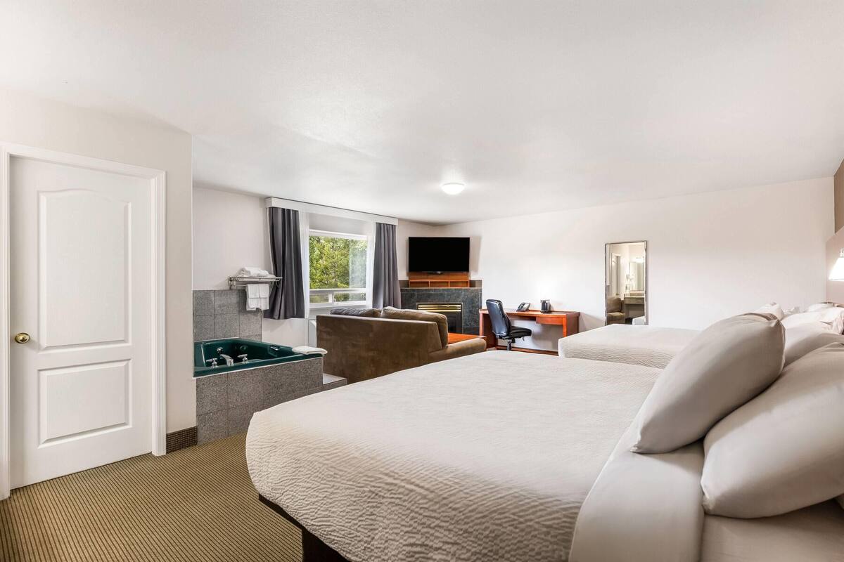 Deluxe Room, Multiple Beds, Non Smoking