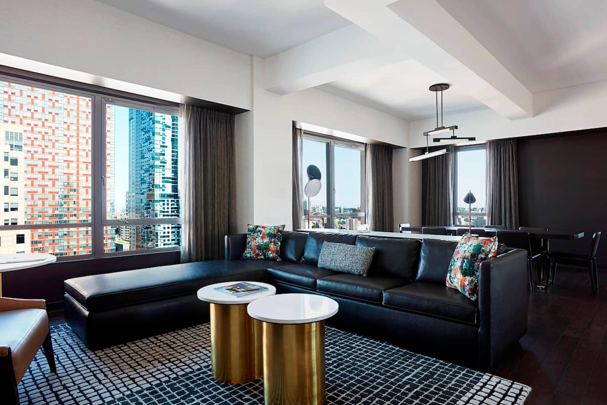 Suite, 1 Katil Raja (King) dengan Katil Sofa, City View | Peralatan tempat tidur premium, tilam berlapik, peti besi dalam bilik