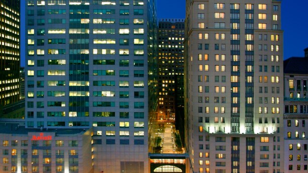 Un hôtel au design moderne, doté d’une entrée imposante et de plusieurs étages.
