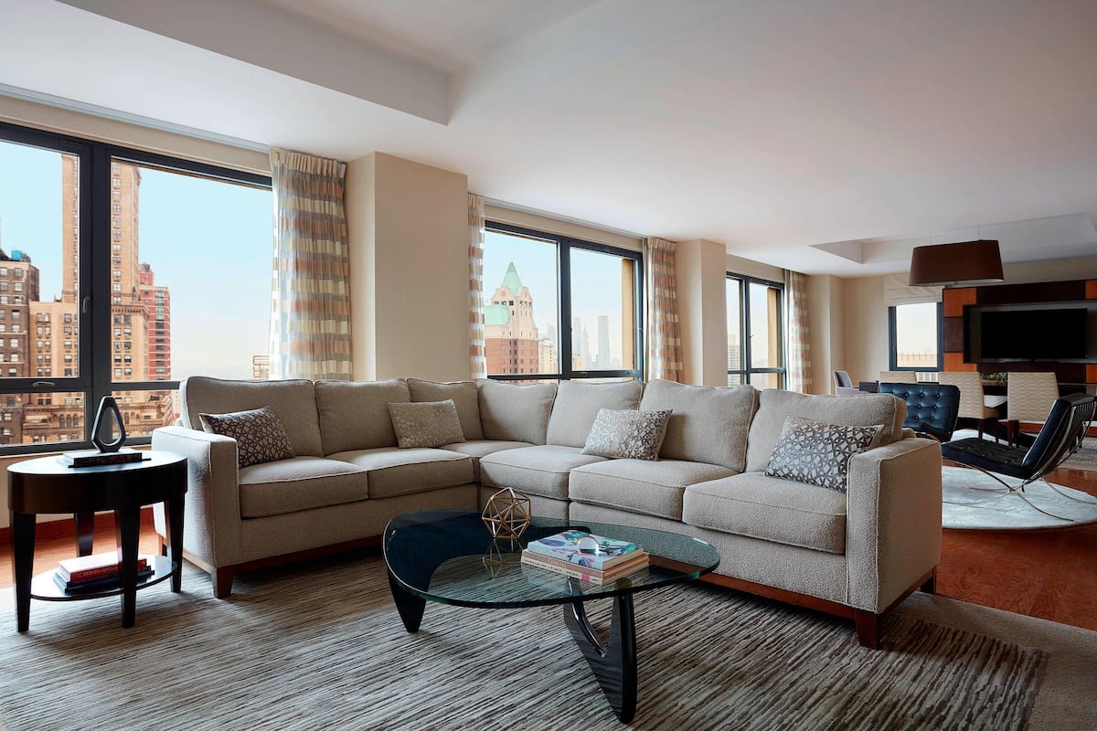 Presidential Suite, 1 Katil Raja (King) dengan Katil Sofa | Ruang tamu | 32 inci sebuah televisyen pintar dengan kabel, TV
