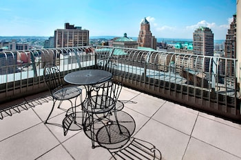 Suite, 1 Bedroom, Terrace | Premium bedding, pillowtop beds, in-room safe, individually furnished at New York Marriott at the Brooklyn Bridge
