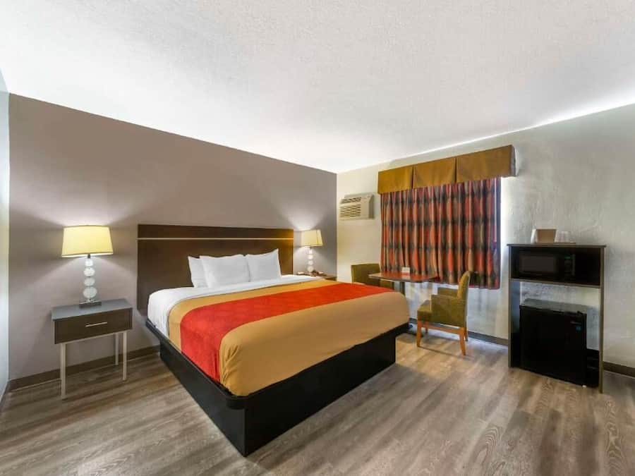 Quarto standard, 1 cama King | Escrivaninha, ferros/tábuas de passar roupa, Wi-Fi de cortesia