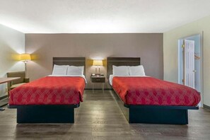Habitación estándar, 2 camas Queen size | Escritorio, tabla de planchar con plancha, wifi gratis y ropa de cama 