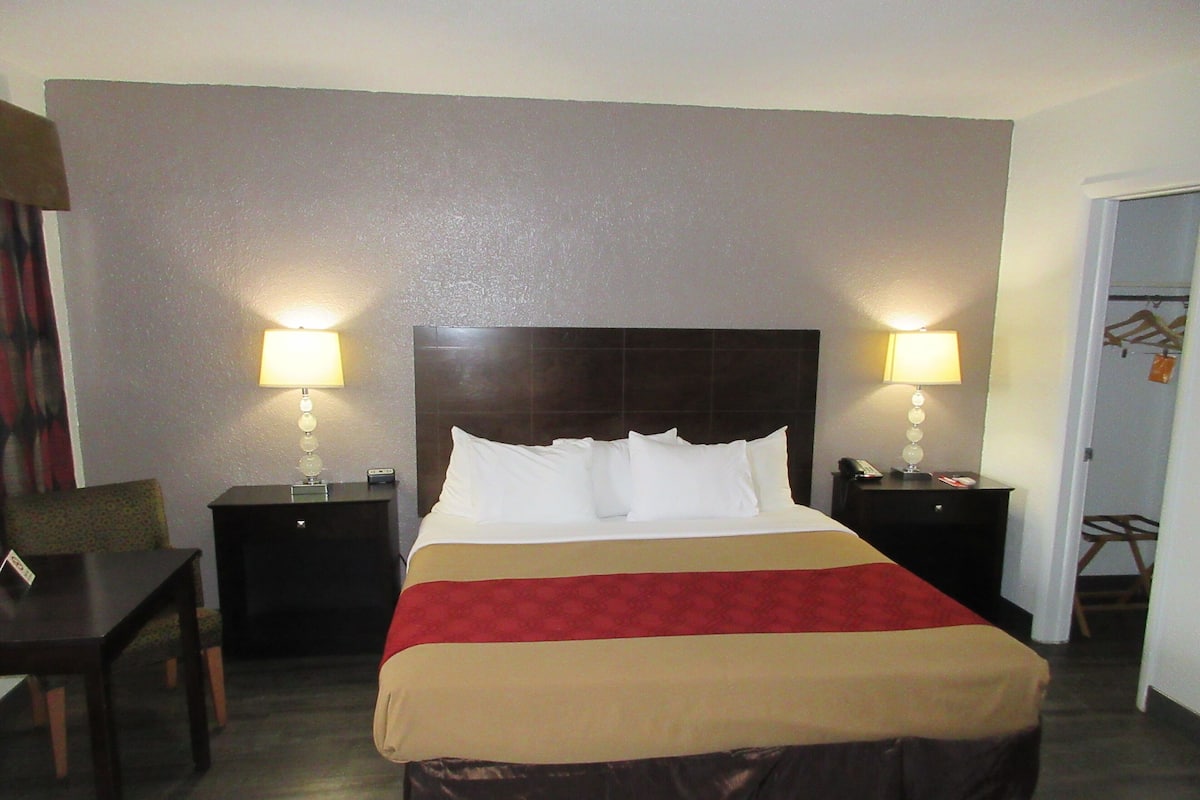 Desk, iron/ironing board, free WiFi, bed sheets