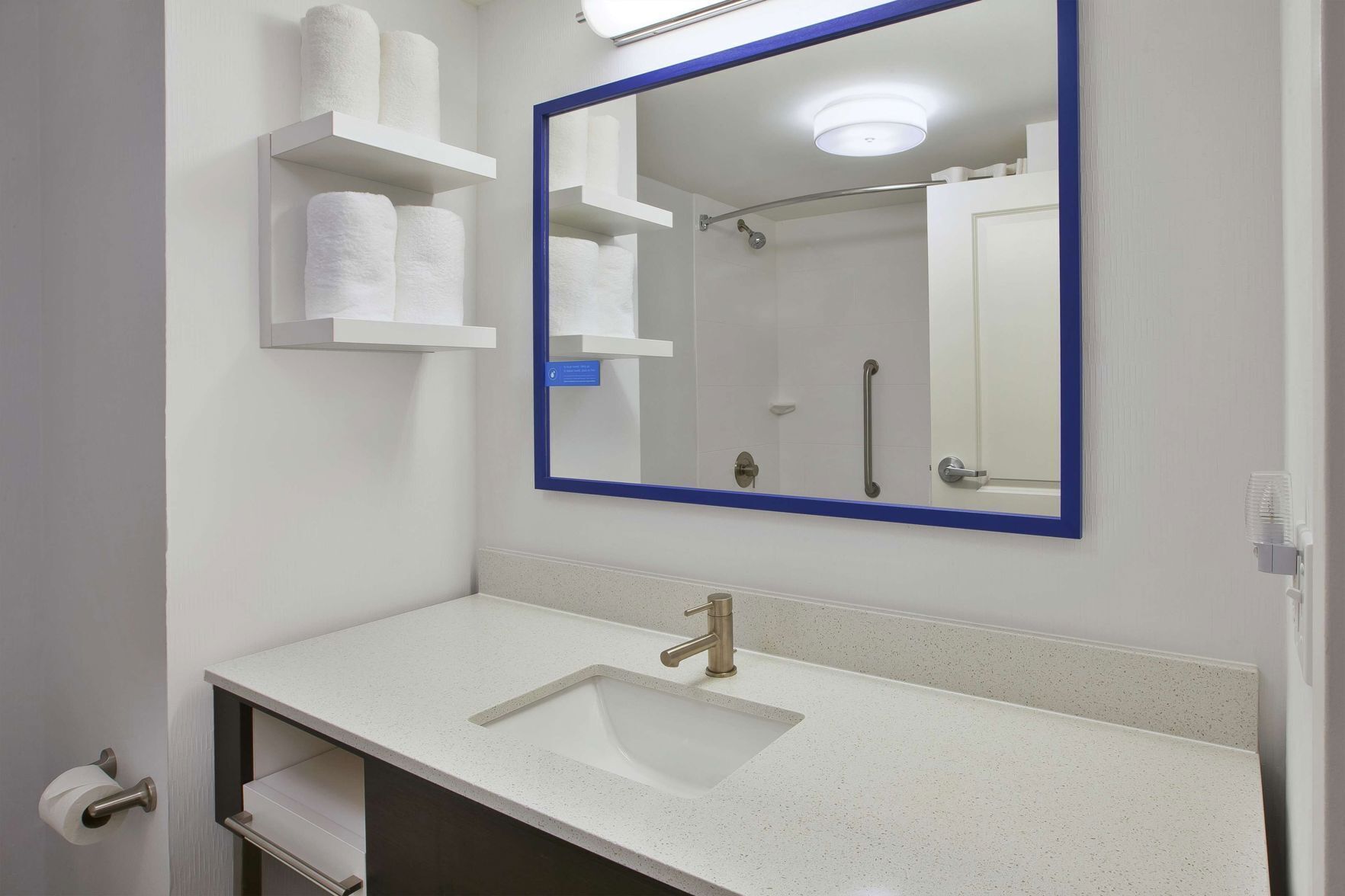 Bathroom | Combined shower/bathtub, hair dryer, towels