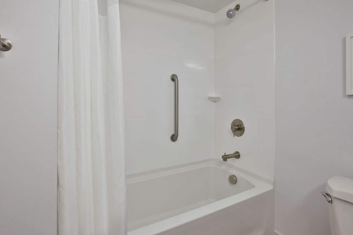 Combined shower/bathtub, hair dryer, towels