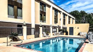 Outdoor pool - Hampton Inn Darien I-95 (Darien)