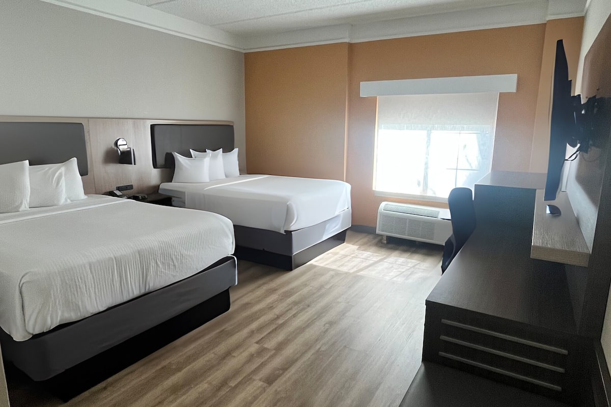 Materassi a doppio strato, una scrivania, ferro/asse da stiro