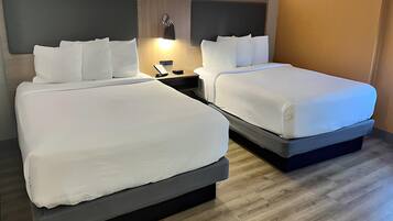 Colchones con pillow-top, escritorio y tabla de planchar con plancha