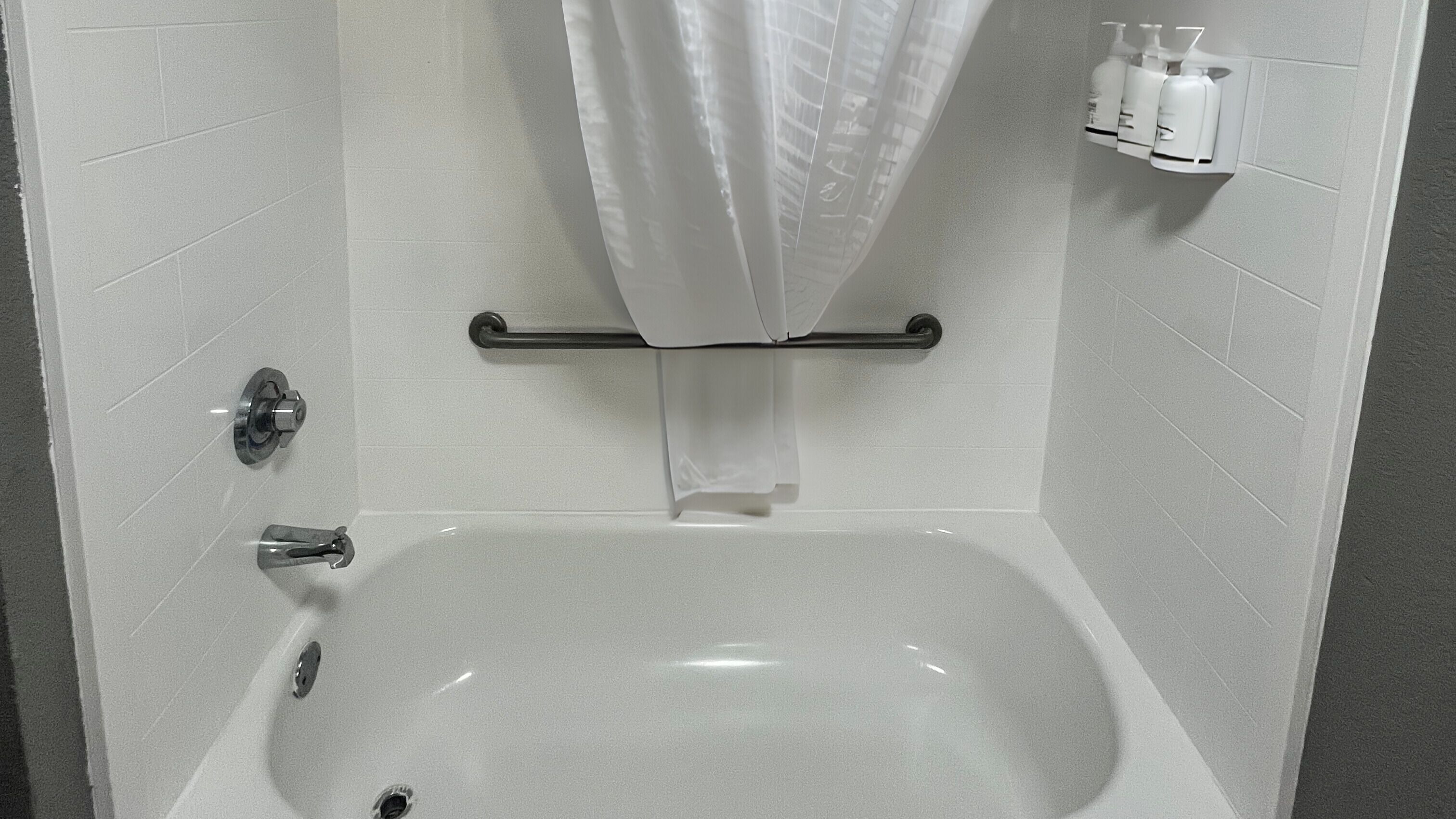 Combined shower/tub, free toiletries, hair dryer, towels
