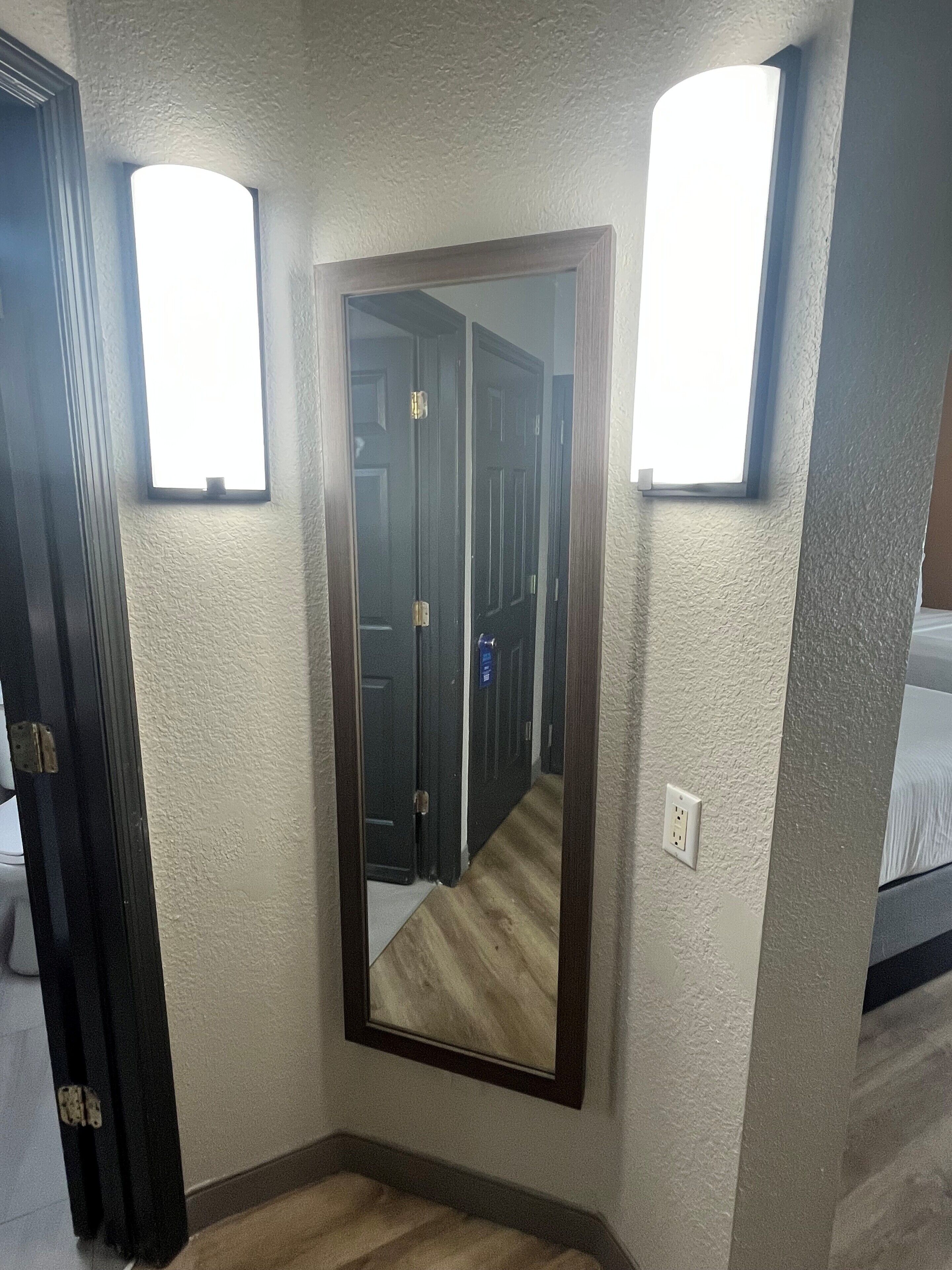 舒適加層、書桌、熨斗/熨衣板、免費搖籃/嬰兒床