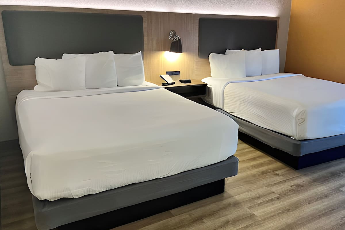 Camera, 2 letti matrimoniali, accessibile ai disabili, non fumatori (Mobility/Hearing) | Materassi a doppio strato, una scrivania, ferro/asse da stiro