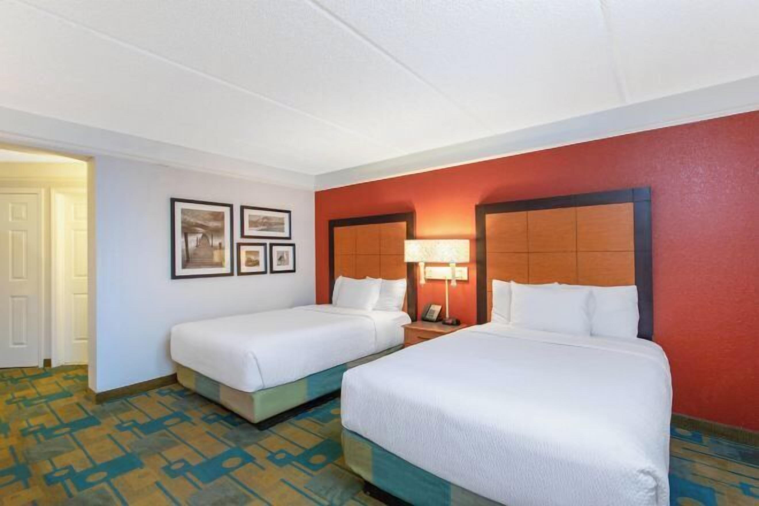 Pillowtop-patjalliset sängyt, työpöytä, silitysrauta/-lauta