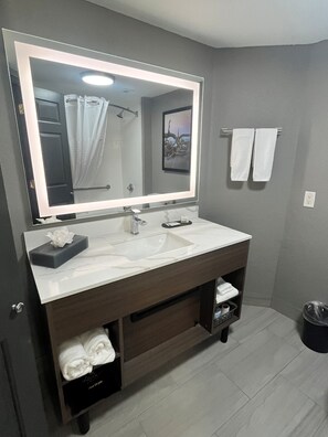 Tina con regadera, amenidades de baño gratuitas, secadora de cabello 