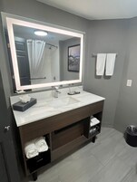 Bañera con ducha, artículos de tocador gratuitos, secador de pelo