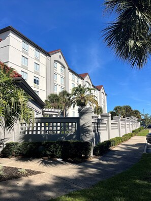 Exterior - La Quinta Inn & Suites by Wyndham Jacksonville Butler Blvd (Jacksonville)