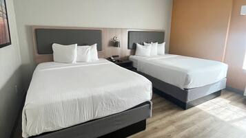 Colchones con pillow-top, escritorio y tabla de planchar con plancha