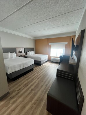 Pillowtop beds, desk, iron/ironing board, free cribs/infant beds - La Quinta Inn & Suites by Wyndham Jacksonville Butler Blvd (Jacksonville)